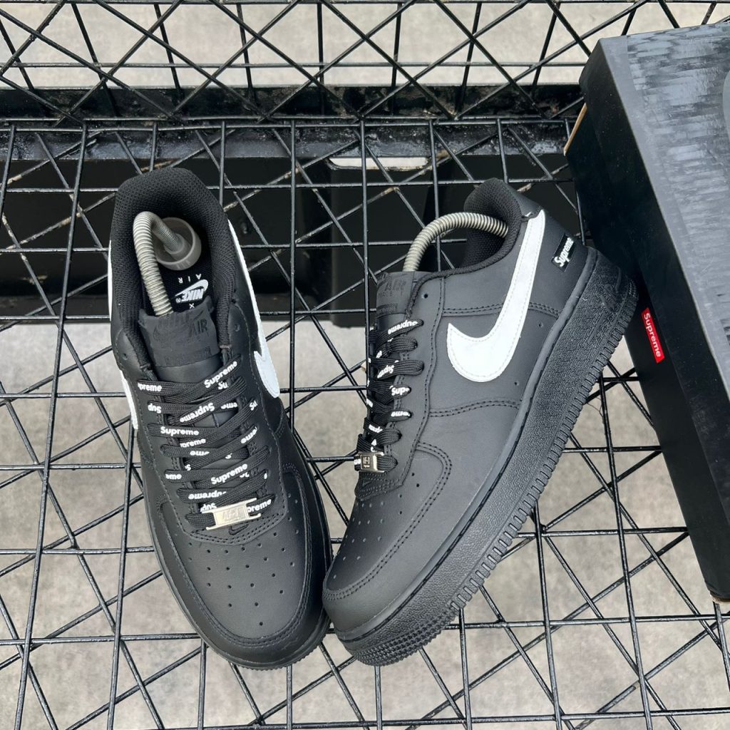 Nike Air Force 1 Low Supreme TRIPLE BLACK WHITE SWOOSH