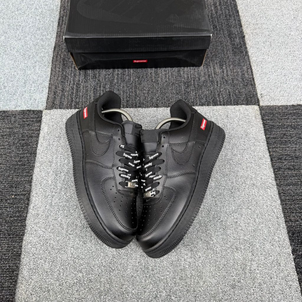 Nike Air Force 1 Low Supreme TRIPLE BLACK