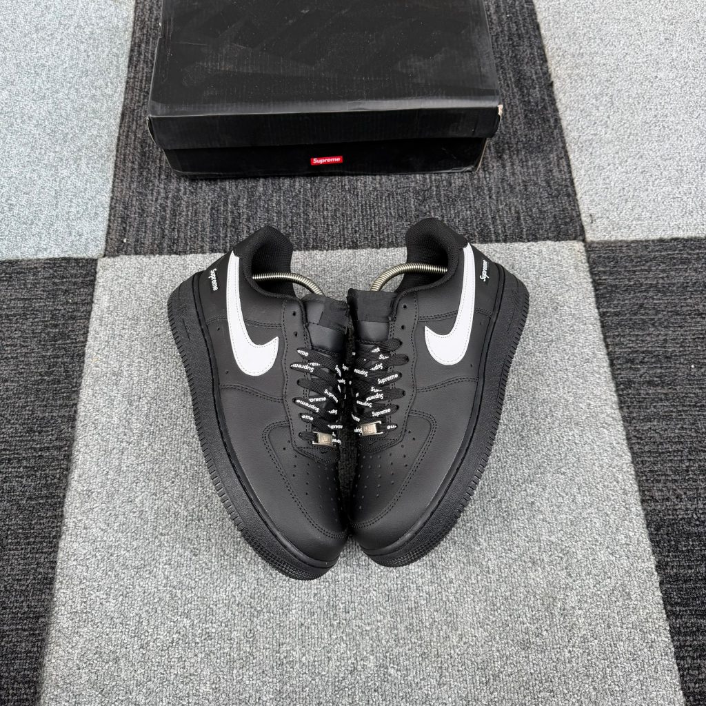 Nike Air Force 1 Low Supreme TRIPLE BLACK WHITE SWOOSH